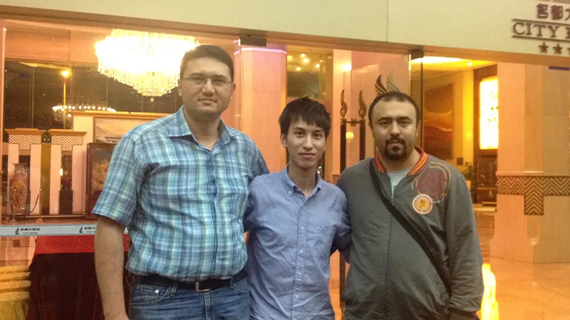 Group photo of Fokis industrial adhesive founder with two customers from the United States.