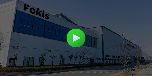 Hình ảnh bìa video doanh nghiệp của Fokis kèm nút phát.